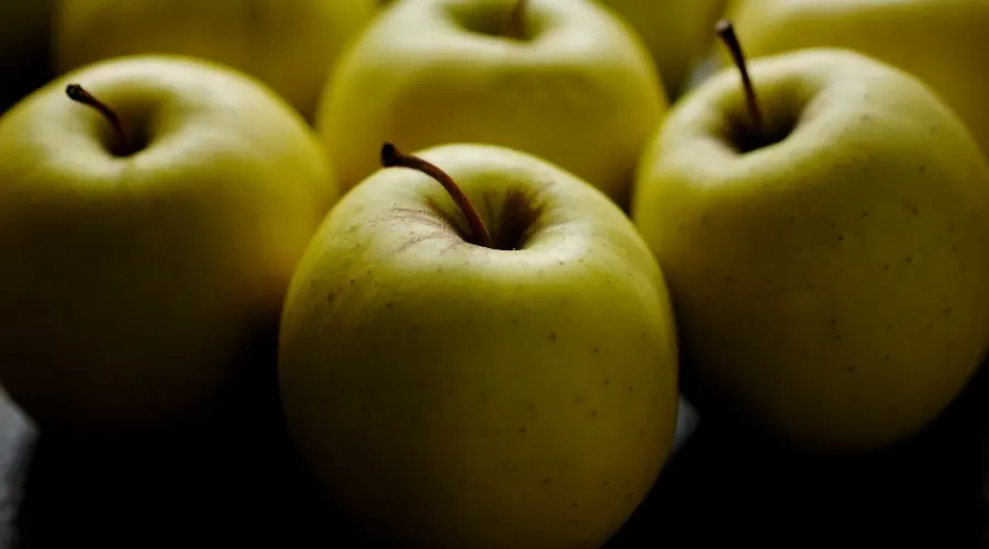 Example of golden delicious apples
