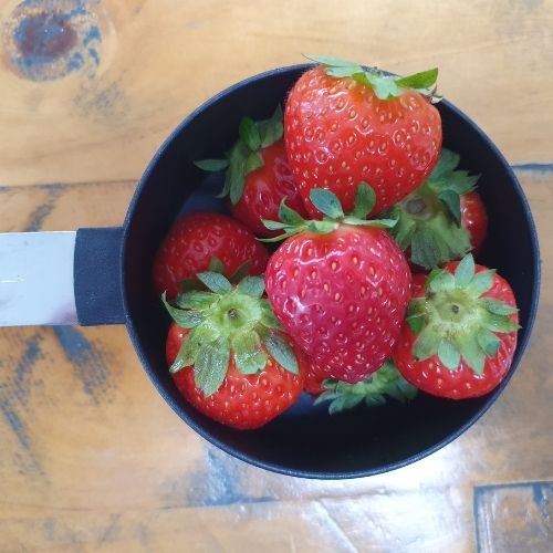 image to show a cup holds 8 whole strawberries